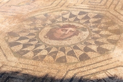 El alcalde celebra que el mosaico de Medusa excavado en Huerta de Otero haya sido premiado por las y los lectores de National Geographic como ‘Mejor D