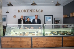 El alcalde visita ‘Komenkasa’ un nuevo negocio gastronómico que ofrece comida tradicional y casera y que ha abierto sus puertas en La Corchera