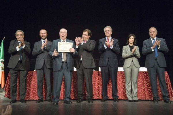Fernández Vara inaugura en Almendralejo el curso de la Universidad de Mayores a la que califica como magnífica experiencia