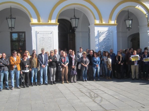 Un centenar de personas se concentra en Mérida contra la violencia machista