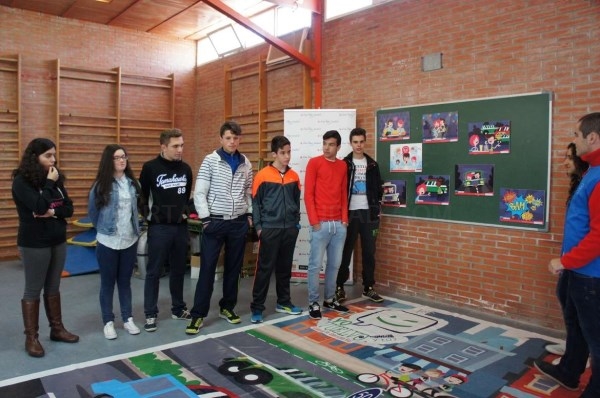 El director del IJEx visita en Guareña a los participantes en el Programa de Sensibilización sobre Consumo de alcohol y seguridad vial Yo vuelvo ¿y tú