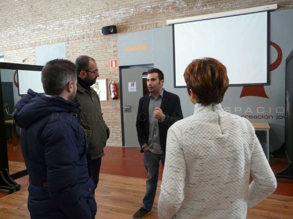 El director del IJEx visita los ECJ de Villafranca de los Barros y Almendralejo donde se celebran distintas actividades juveniles