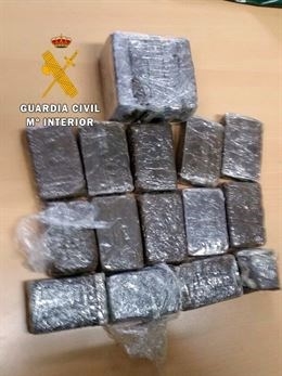Dos detenidos tras tirar del coche casi dos kilos de hachís en Puebla de Sancho Pérez