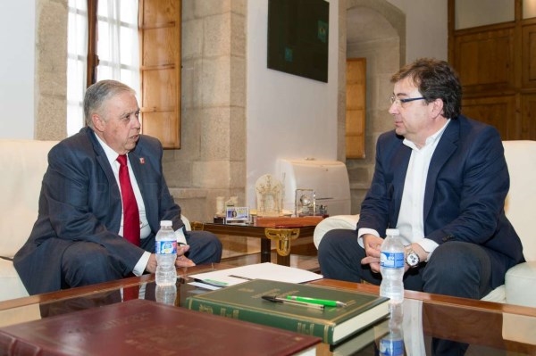 Guillermo Fernández Vara se entrevista con el alcalde de Villafranca de los Barros