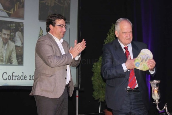 El presidente de la Junta participa en la 7ª Gala de los Premios Cofrades de Mérida