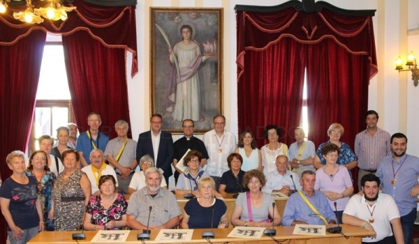 Peregrinos italianos devotos de Santa Eulalia de Mérida visitan el Ayuntamiento