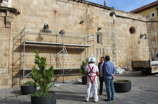 Comienzan los trabajos de eliminación de la inscripción de Primo de Rivera en la concatedral