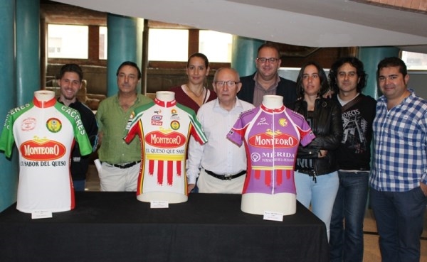 Una exposición conmemora los 40 años de vida de la Escuela de ciclismo Mérida