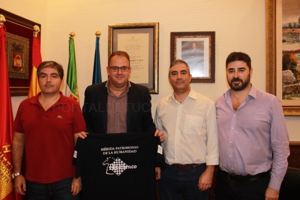 El alcalde recibe al club de ajedrez Ajoblanco, Subcampeón de España de División de Honor
