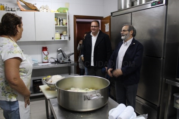 El alcalde visita el centro de acogida Padre Cristóbal