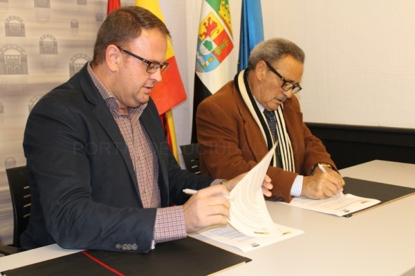 El alcalde firmó ayer un convenio con la Federación de Asociaciones Gitanas de Extremadura