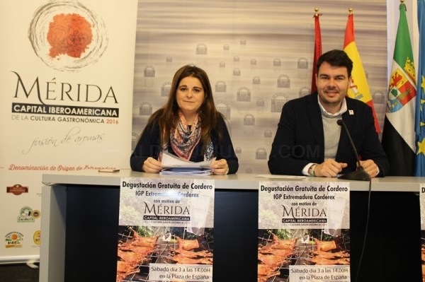 Degustación popular gratuita de cordero IGP de Extremadura asado al carbón de encina.