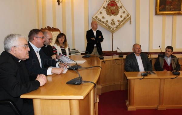 Ayuntamiento y arzobispado firman la cesión de dos locales para las asociaciones de San Juan y San Antonio