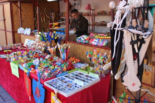El mercado de Navidad de la Asociación de Artesanos de Mérida abre en la Plaza de España