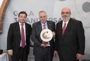 El balonmano extremeño premia a la Diputación por su apoyo en el 30º aniversario de la Federación