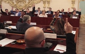 El último pleno de la Diputación de este año pide al Gobierno que deje a los ayuntamientos revertir el superávit de 2017