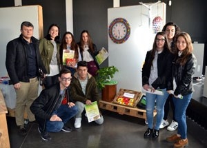 Primeros premios del concurso de reciclaje práctico,muñecos invisibles y una regadera ecológica.