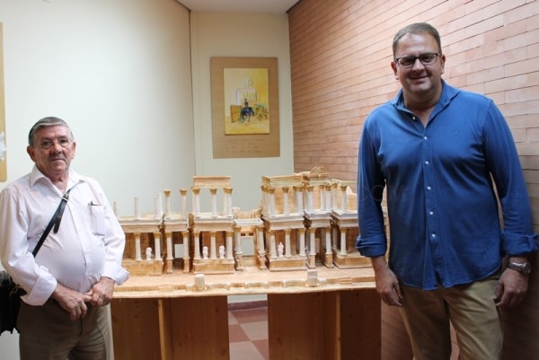 La biblioteca acoge monumentos de la ciudad en poliespán, donados por Ángel Sánchez López.