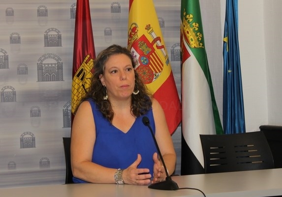 El Ayuntamiento y la empresa limpian de forma exhaustiva la zona afectada por el incendio en el Paseo de Roma