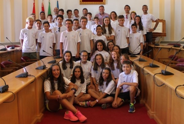 El alcalde recibe a los participantes del Encuentro Nacional de Menores de Triatlón