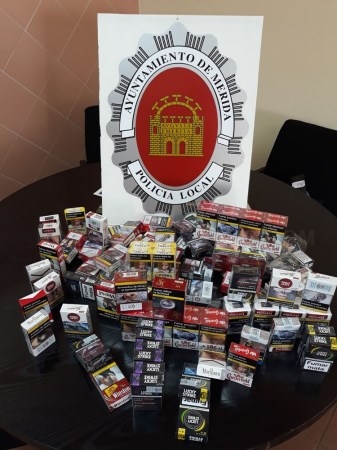 Intervenidas 100 cajetillas de tabaco en dos locales del centro de la ciudad.