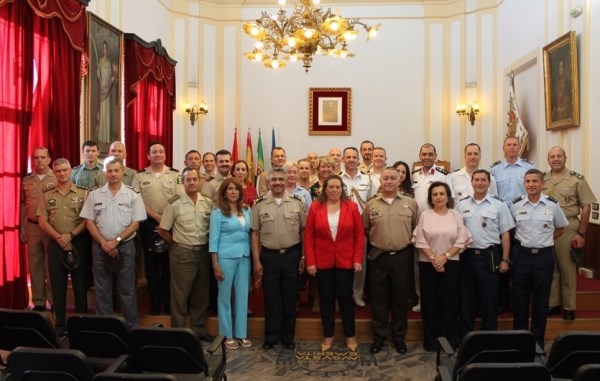 Recepción en el Ayuntamiento a los Agregados de Defensa de varios países que visitan Mérida