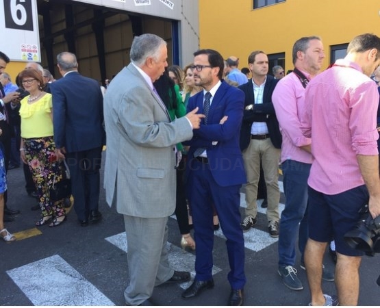 El presidente de la Junta de Extremadura, Guillermo Fernández Vara, inaugura una nueva planta de la fábrica Alumasa en Villafranca de los Barros