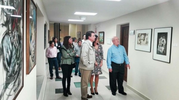 Fernández Vara visita la exposición de obras donadas por Francisco Conde a Cabeza del Buey.