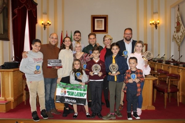 El alcalde recibe a los integrantes de Son Latino y Club de Baile Deportivo Minerva tras sus éxitos en el europeo