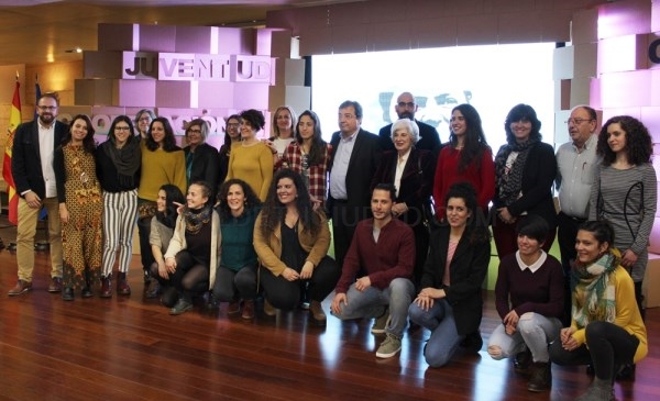 El alcalde asiste a la entrega de becas del programa de Jóvenes Cooperantes de Extremadura.