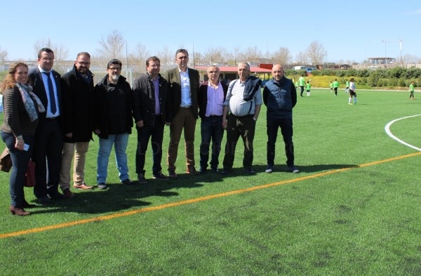 El presidente de la Junta y el alcalde inauguran el campo de césped artificial de Nueva Ciudad.