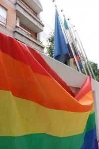 La Diputación de Badajoz iza la bandera arco iris como apoyo al colectivo LGBTI.