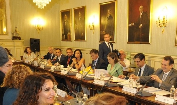 El gobierno se compromete con los ayuntamientos a flexibilizar la regla de gasto y ampliar el uso del superávit.