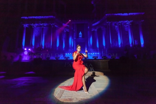 Pastora Soler emociona a un abarrotado Teatro Romano en el Stone & Music