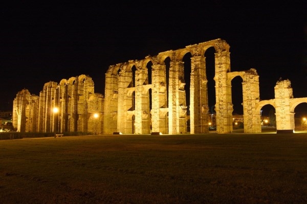En breve saldrá la licitación de la iluminación artística del Alcazaba, el Dique romano y el Acueducto de los Milagros.