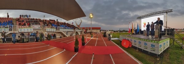 Villafranca de los Barros celebra la reapertura de su pista de atletismo que, con ocho calles, ha sido homologada a nivel nacional.