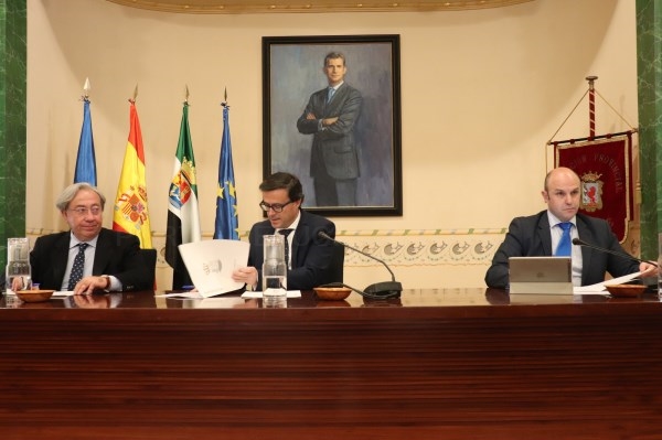 La Diputación de Badajoz aprueba por unanimidad una declaración institucional a favor de la caza, la pesca y los toros.