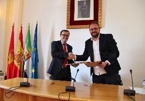 La Diputación de Badajoz y el Ayuntamiento de Mérida firman un convenio para el arreglo de la pista de atletismo del Pabellón Diocles.