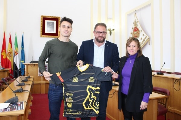 El alcalde recibe a José Luis González Sanfélix tras ganar el Cto. de España, el pasado fin de semana, en Cádiz.