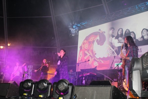 Cerca de un millar de persona arropan el primer concierto organizado con motivo del Día Internacional de la Mujer.