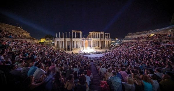 El alcalde felicita al Festival de Mérida por su Medalla de Extremadura y destaca su importancia para el desarrollo cultural y económico de Mérida