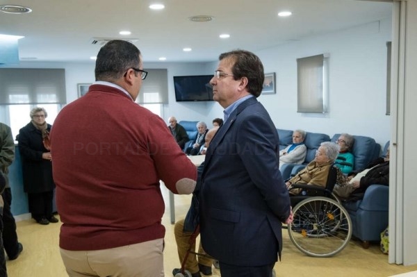Fernández Vara visita el nuevo Centro de Día de San Pedro de Mérida