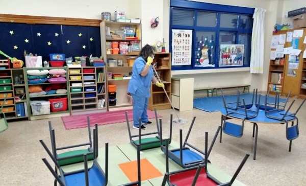 Continúan las tareas de desinfección de los centros escolares de la ciudad