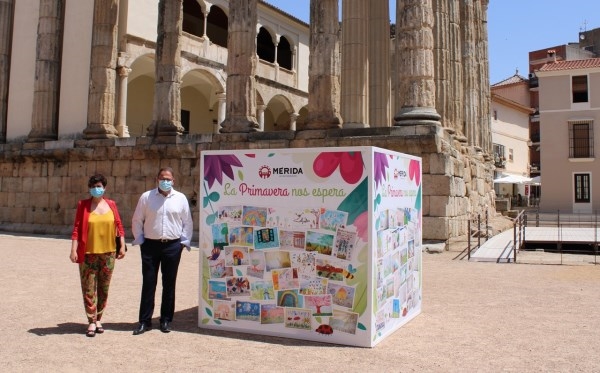 Mérida. El alcalde inaugura la exposición de los dibujos enviados en la campaña “La primavera nos espera”