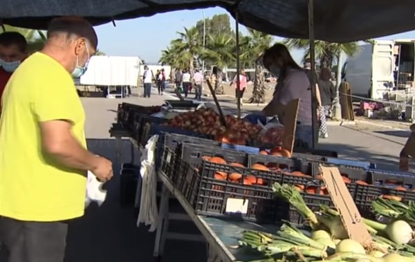 La Policía Local denuncia a cinco puestos del Mercadillo por no recoger los residuos de su zona