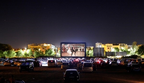 Más de 2.000 personas han disfrutado del Autocine de verano en el aparcamiento del recinto ferial
