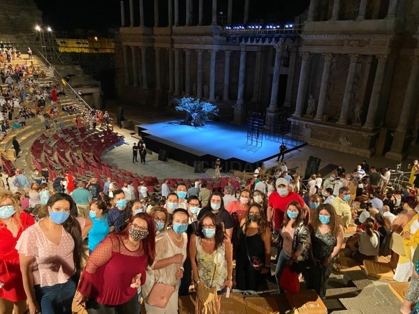 Participantes en el Programa Crisol asisten al Festival de Teatro