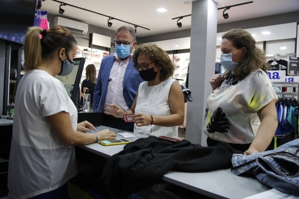El alcalde inicia la campaña «Consume Mérida» en la que participan en torno a doscientas empresas de la ciudad