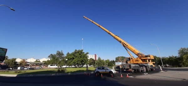 Instalado el nuevo mástil con la bandera de Extremadura en la Rotonda de la Capitalidad