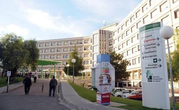 El positivo de una residente en el Hospital de Mérida lleva a aislar a siete sanitarios